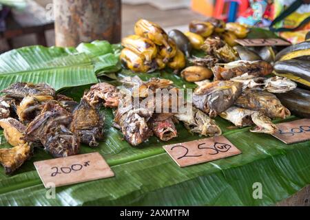 Fischköpfe und andere Meeresprodukte werden auf dem Fischmarkt von Vanuatu verkauft Stockfoto