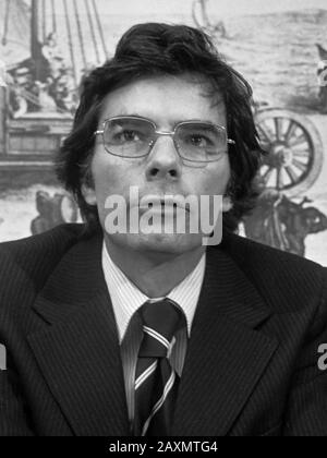 Pressekonferenz Ex-CIA-Agent Philip Agee im Zusammenhang mit der Ausweisung aus den Niederlanden; Philip Agee 19. Dezember 1977 Stockfoto