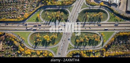 Luftaufnahmen, Autobahnkreuz Duissern, Autobahnkreuz Duisburg Mitte, Autobahn A40, Autobahn A59, Duissern, Kleingärten in der Autobahn, Kleeblatt, Duissbur Stockfoto