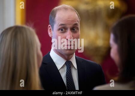 Der Herzog von Cambridge spricht mit Gästen während eines Empfangs des Metropolitan and City Police Orphans Fund im St James's Palace, London, um das 150-jährige Jubiläum des Fonds zu feiern. PA Foto. Bilddatum: Mittwoch, 12. Februar 2020. Siehe PA Story ROYAL William. Der Lichtbildkredit sollte lauten: Victoria Jones/PA Wire Stockfoto