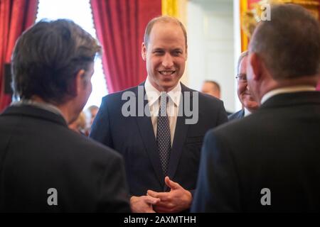 Der Herzog von Cambridge spricht mit Gästen während eines Empfangs des Metropolitan and City Police Orphans Fund im St James's Palace, London, um das 150-jährige Jubiläum des Fonds zu feiern. PA Foto. Bilddatum: Mittwoch, 12. Februar 2020. Siehe PA Story ROYAL William. Der Lichtbildkredit sollte lauten: Victoria Jones/PA Wire Stockfoto