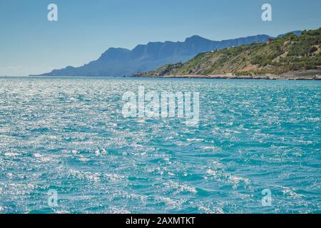 Meer und Küste mit Bergen mit Filter Stockfoto