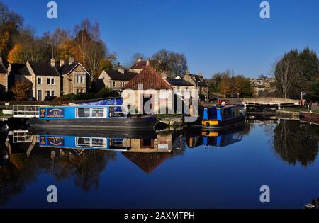 Reflexionen im Kanalbecken an einem klaren Herbsttag auf dem Kennet- und Avon-Kanal in Bradford auf Avon.Wiltshire. England.UK Stockfoto