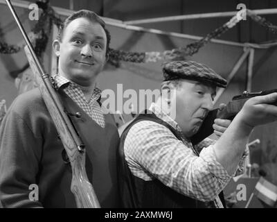 TV-Show am 10. März, gedreht in Cinetonestudio, The Mounties beim Schießen. Links © René van Vooren, rechts Piet Bambergen 24. Februar 1966 Stockfoto
