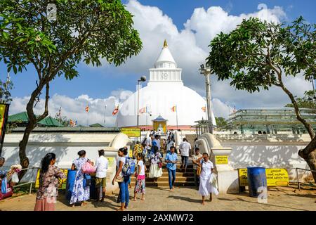 Kataragama, Sri Lanka - Januar 2020: Pilger im Kirivehara Buddhist Stupa am 19. Januar 2020 in Kataragama, Sri Lanka. Stockfoto