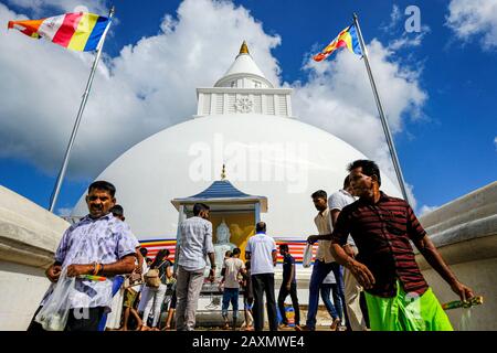 Kataragama, Sri Lanka - Januar 2020: Pilger im Kirivehara Buddhist Stupa am 19. Januar 2020 in Kataragama, Sri Lanka. Stockfoto