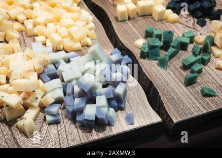 Verschiedene Käsesorten auf natürlichem Holztisch Stockfoto