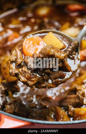 Löffel Präsentation von herzhaften Rindfleisch Eintopf Stockfoto
