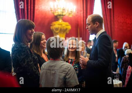 Der Herzog von Cambridge spricht mit Gästen während eines Empfangs des Metropolitan and City Police Orphans Fund im St James's Palace, London, um das 150-jährige Jubiläum des Fonds zu feiern. PA Foto. Bilddatum: Mittwoch, 12. Februar 2020. Siehe PA Story ROYAL William. Der Lichtbildkredit sollte lauten: Victoria Jones/PA Wire Stockfoto