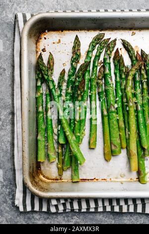Frisch gerösteter Spargel mit Zitronenschale und Knoblauch Stockfoto