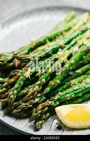 Nahaufnahme von Zitronen Knoblauch Spargel Tipps Stockfoto