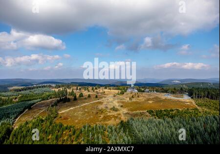 Luftaufnahmen, Gipfelstation Kahler Asten, deutscher Wetterdienst, Berghotel und Restaurant Kahler Asten, Lenne Orte, Winterberg, Sauerland, Stockfoto