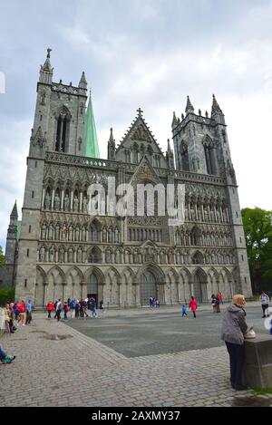 Die Nidaros-Kathedrale in Trondheim, Norwegen, ist die nordöstlichste mittelalterliche Kathedrale der Welt. Stockfoto