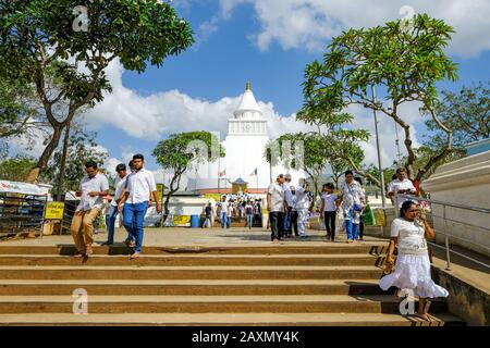 Kataragama, Sri Lanka - Januar 2020: Pilger im Kirivehara Buddhist Stupa am 19. Januar 2020 in Kataragama, Sri Lanka. Stockfoto