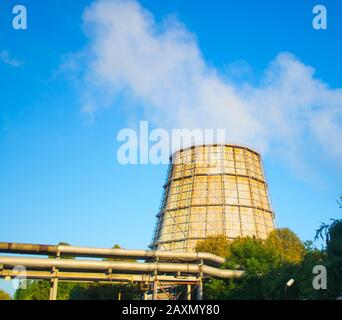 Große Pfeifenanlage mit Rauch an einem sonnigen Tag mit klarem blauen Himmel im Sommer Stockfoto