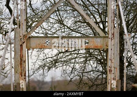 Schild mit Verbotener Angelmöglichkeit Stockfoto