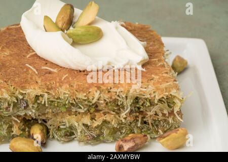 Traditionelles türkisches Dessertkakayif mit Pistazien auf dem Tisch Stockfoto