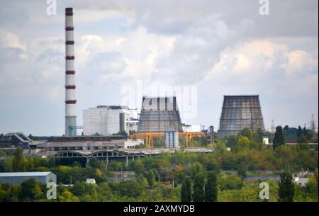 Komplex von Rohrleitungen und Kraftwerksgebäuden an einem bewölkten Tag Stockfoto