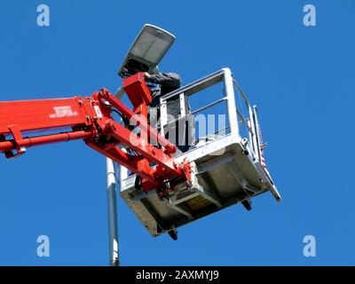 Straßenbeleuchtung auf hohem Niveau von hydraulischem Hubausleger und Plattform. Hohes Hebekonzept. Klarer blauer Himmel. LED-Lichttechnik. Stockfoto