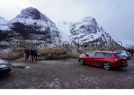 Glencoe, Schottland, Großbritannien. Februar 2020. Starker Schneefall in den schottischen Highlands, Glencoe sah hier einen schweren Rückgang. Die Besucher vor dem Schnee haben drei Schwestern auf dem Kamm bedeckt. Credit: Craig Brown/Alamy Live News Stockfoto