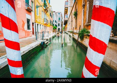 Enger Kanal der Stadt Venedig an einem schönen sonnigen Tag. Italien. Europa Stockfoto