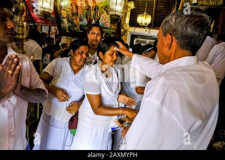 Kataragama, Sri Lanka - Januar 2020: Pilger im Maha Devale Hindu-Heiligtum am 19. Januar 2020 in Kataragama, Sri Lanka. Stockfoto