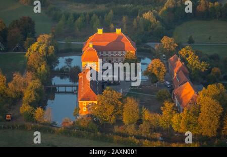 Luftaufnahmen, Schloss Oberwerries im Morgenlicht, Lippewiesen, Flusslippe, Lippewiesen, goldene Oktobel über Hamm, Hamm, Ruhrgebiet, Nordrh Stockfoto