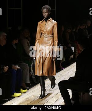 New York, Vereinigte Staaten. Februar 2020. Ein Modell läuft am 12. Februar 2020 auf der Michael Kors FW20 Runway Show in New York City auf der Landebahn. Foto von John Angelillo/UPI Credit: UPI/Alamy Live News Stockfoto