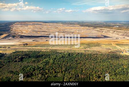 Übersicht über den Kohlebergbau Hambach und den Hambacher Wald, Luftaufnahmen, große Demonstration vor der Lichtung des Hambaches Stockfoto