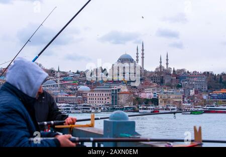 Istanbul - DEC 29: Fischer an der Galata-Brücke, Fischer angeln am 29. Dezember in Istanbul. 2019 in der Türkei Stockfoto