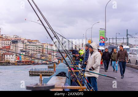 Istanbul - DEC 29: Fischer an der Galata-Brücke, Fischer angeln am 29. Dezember in Istanbul. 2019 in der Türkei Stockfoto