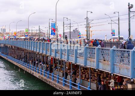 Istanbul - DEC 29: Fischer an der Galata-Brücke, Fischer angeln am 29. Dezember in Istanbul. 2019 in der Türkei Stockfoto