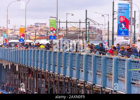 Istanbul - DEC 29: Fischer an der Galata-Brücke, Fischer angeln am 29. Dezember in Istanbul. 2019 in der Türkei Stockfoto