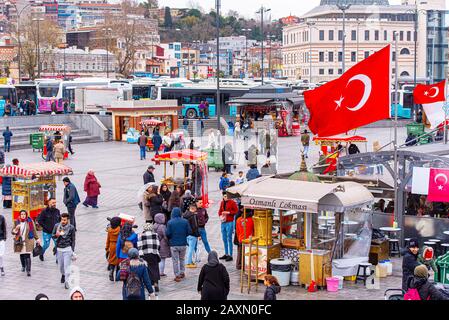 Istanbul - DEC 29: Menschen auf dem Eminonu-Platz beim Winterwindestag in Istanbul am 29. Dezember. 2019 in der Türkei Stockfoto