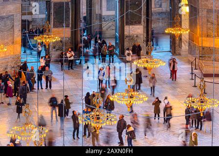 Istanbul - DEC 29: Menschenmenge, Touristen in der Hagia Sophia in Istanbul am 29. Dezember. 2019 in der Türkei Stockfoto