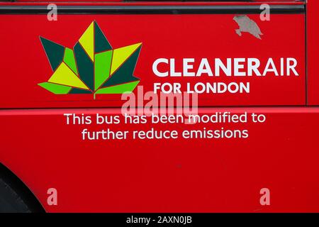 London, Großbritannien. Februar 2020. Ein Schild mit der "SAUBEREREN LUFT FÜR LONDON" ist auf einem roten Hybridbus in London zu sehen. Kredit: Dinendra Haria/SOPA Images/ZUMA Wire/Alamy Live News Stockfoto