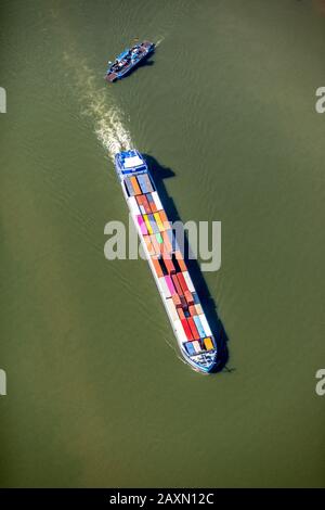 Container-Frachter auf der Rhein- und Autofähre Walsum, Duisburg-Walsum am Rhein, Duisburg, Ruhrgebiet, Nordrhein-Westfalen, Deutschland Stockfoto