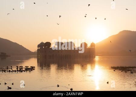 JAL Mahal, Wasserpalast in Jaipur, Rajasthan, Indien, Blick auf den Sonnenaufgang Stockfoto