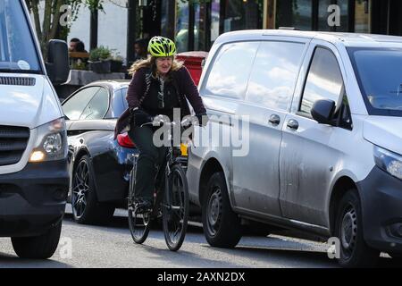 London, Großbritannien. Februar 2020. Ein Radfahrer ist auf einer belebten Londoner Straße zu sehen. Kredit: Dinendra Haria/SOPA Images/ZUMA Wire/Alamy Live News Stockfoto