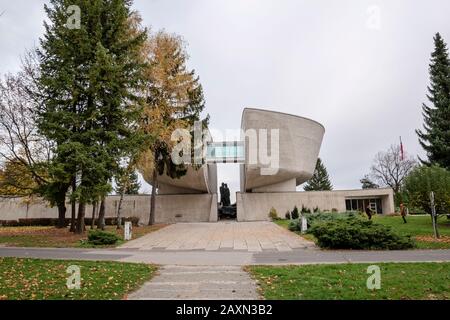 Banska Bystrica, Slowakei - 29. Oktober 2019: Museum Des Slovak National Uprising. Betonkonstruktion in zwei Abschnitte unterteilt. Touristenattraktion. Stockfoto