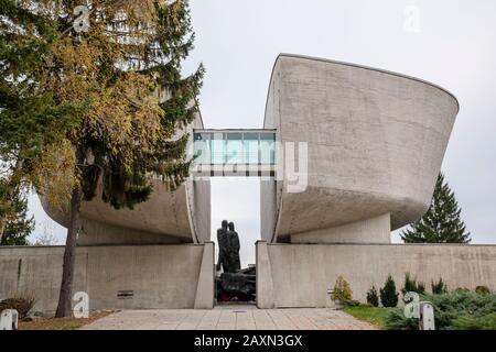 Banska Bystrica, Slowakei - 29. Oktober 2019: Museum Des Slovak National Uprising. Betonkonstruktion in zwei Abschnitte unterteilt. Touristenattraktion. Stockfoto