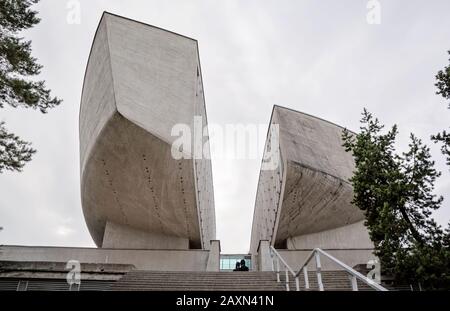 Banska Bystrica, Slowakei - 29. Oktober 2019: Museum Des Slovak National Uprising. Betonkonstruktion in zwei Abschnitte unterteilt. Touristenattraktion. Stockfoto