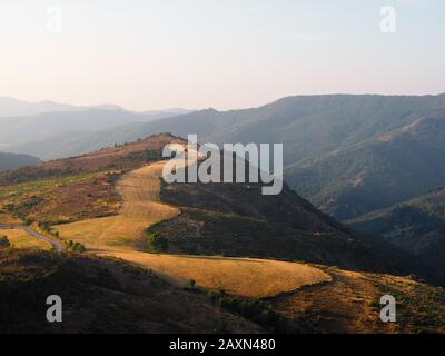 Schöne, spektakuläre Berglandschaft im Nationalpark Cevennen, Departements Lozère und Gard, massives Mittelsüdfrankreich Stockfoto