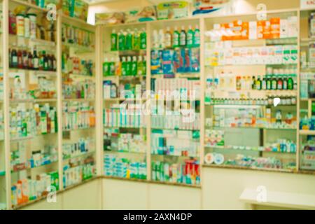 Verschwommene Regale in der weißen Vitrine der Apotheke Stockfoto