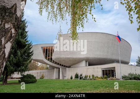 Banska Bystrica, Slowakei - 29. Oktober 2019: Museum Des Slovak National Uprising. Betonkonstruktion in zwei Abschnitte unterteilt. Touristenattraktion. Stockfoto