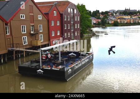 Den Gode Nabo Puben, oder Der Gute Nachbar Pub, liegt am Fluss Nidelva im Bakklandet im norwegischen Trondheim. Stockfoto