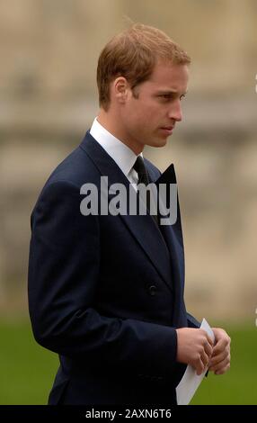 Prinz William nahm im Oktober 2007 an der Beerdigung Von Major Alexis Roberts in der Kathedrale von Canterbury in Kent Teil. Major 'Lex' Roberts wurde während der Operationen in der Nähe des Kandahar Airfield in der Provinz Helmand durch eine Explosion getötet, während er mit dem 1st Battalion, Den Royal Gurkha Rifles, diente. Der Prinz bezeichnete Major Roberts als "guten Freund" und sagte, er sei "zutiefst betrübt" über seinen Tod. Stockfoto