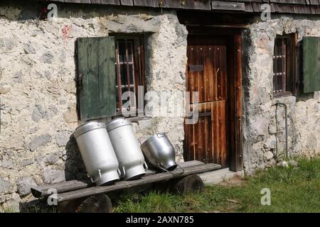 Milchbehälter vor der schönen bayerischen alm Stockfoto