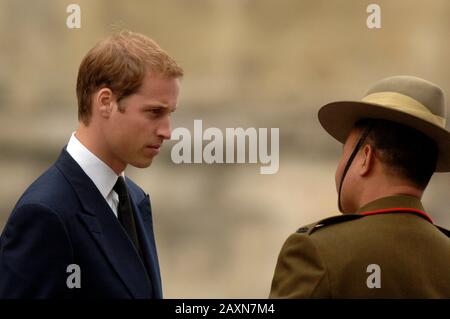 Prinz William nahm im Oktober 2007 an der Beerdigung Von Major Alexis Roberts in der Kathedrale von Canterbury in Kent Teil. Major 'Lex' Roberts wurde während der Operationen in der Nähe des Kandahar Airfield in der Provinz Helmand durch eine Explosion getötet, während er mit dem 1st Battalion, Den Royal Gurkha Rifles, diente. Der Prinz bezeichnete Major Roberts als "guten Freund" und sagte, er sei "zutiefst betrübt" über seinen Tod. Stockfoto