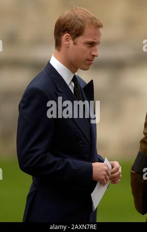 Prinz William nahm im Oktober 2007 an der Beerdigung Von Major Alexis Roberts in der Kathedrale von Canterbury in Kent Teil. Major 'Lex' Roberts wurde während der Operationen in der Nähe des Kandahar Airfield in der Provinz Helmand durch eine Explosion getötet, während er mit dem 1st Battalion, Den Royal Gurkha Rifles, diente. Der Prinz bezeichnete Major Roberts als "guten Freund" und sagte, er sei "zutiefst betrübt" über seinen Tod. Stockfoto